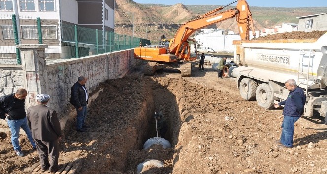 Cizre’de yağmurlama hattı çalışması
