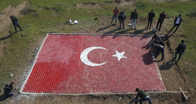 Sınırdaki tepeye dev Türk bayrağı yapıldı