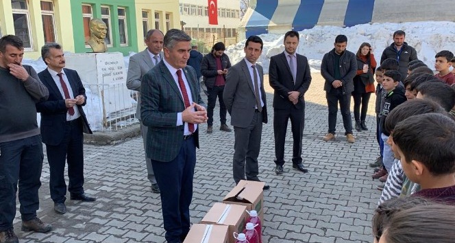 Korona virüse karşı vatandaşlara sıvı sabun dağıtıldı