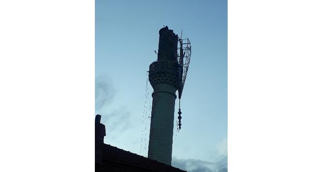 Burdur’da şiddetli rüzgar cami minaresine zarar verdi