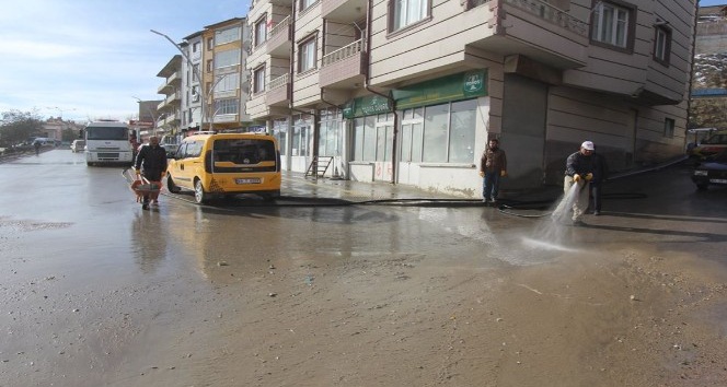 Bayburt’ta cadde ve sokaklar tazyikli suyla yıkanıyor