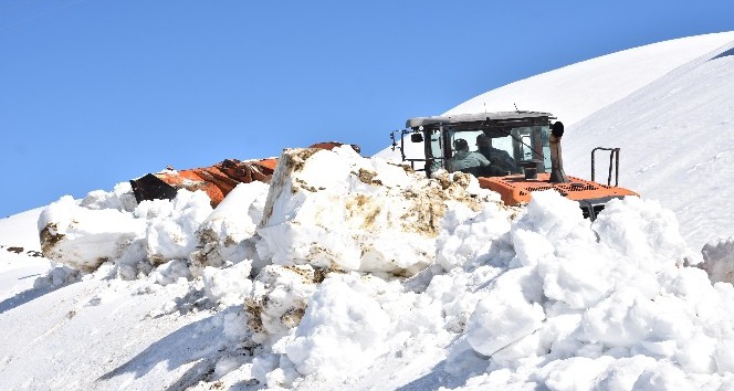 3 Bin 200 rakımda karla mücadele çalışması