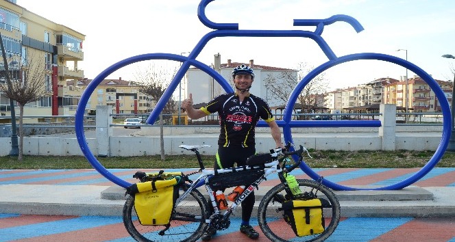 İtalyan bisikletçi korona virüsüyle mücadele eden ülkesine dönmeye çalışıyor