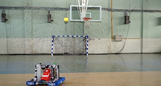 (Özel) Liseli öğrenciler, basketbol oynayan robot yaptı