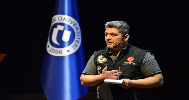 Uşak polisinden öğrencilere bağımlılıkla mücadele anlatıldı
