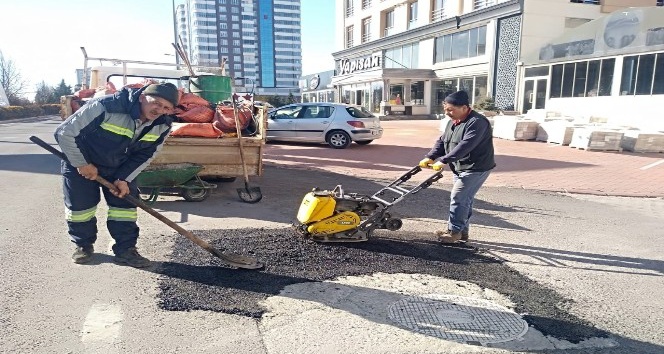 Bozuk yollar ve yaya kaldırımları onarılıyor