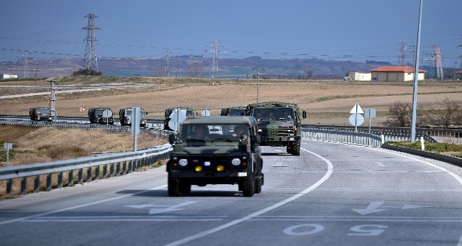 Edirne’ye sevk edilen askeri birlikler kente giriş yapıyor