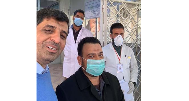 Bağdat'ta doktorlar, virüs tedavisi tamamlanan ilk hastayla selfie çektirdi