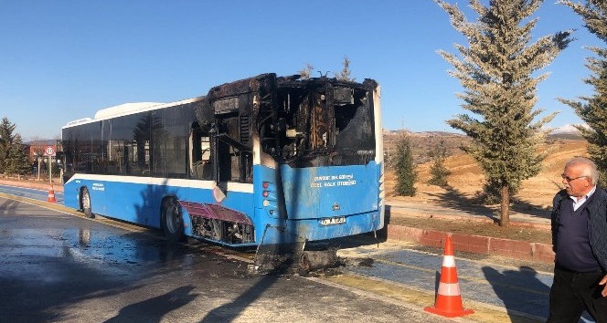 Üniversiteli öğrencileri taşıyan halk otobüsünde yangın paniği