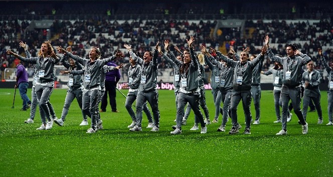 Beşiktaş Kadın Futbol Takımı, Vodafone Park'ı Selamladı ...