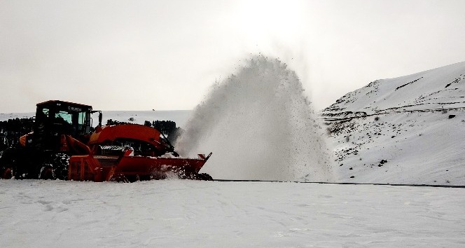 Ardahan’da kar ve tipiden 4 aydır kapalı olan yol için çalışmalar başladı