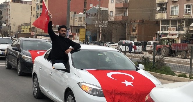 Kızıltepe’de İdlib şehitleri için Türk bayraklı konvoy