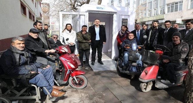 Kars Belediyesi engelli vatandaşlara akü şarj istasyonunu açtı