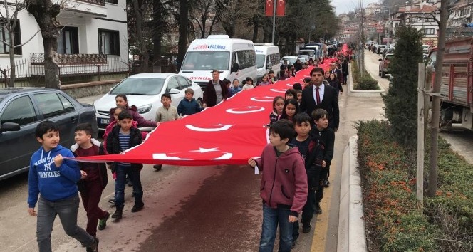 Bolu’da, öğrenciler şehitler için 200 metrelik bayrakla yürüdü