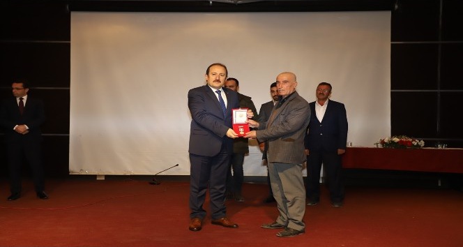 Vali Pehlivan, Cizreli Kıbrıs Barış Harekatı gazilerine madalyalarını takdim etti