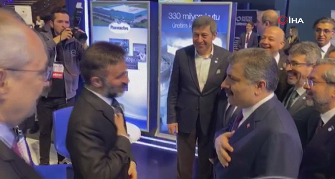 Fuat Oktay ve Sağlık Bakanı Fahrettin Koca, koronavirüs tedbirleri kapsamında katılımcılarla tokalaşmadı