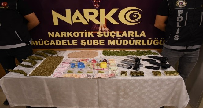 (Özel) Narkotik operasyonunda “kuyumcu torbacı” kıskıvrak yakalandı