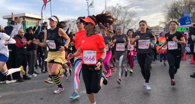 Kadıköy’de 8 Mart Dünya Kadınlar Günü’nde binlerce kadın koştu