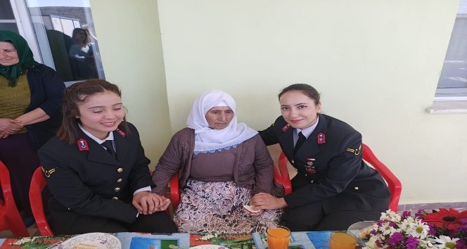 Jandarma’dan 107 yaşındaki nineye Kadınlar Günü sürprizi