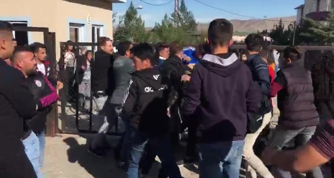 Öğrenciler kavga etti, polis ayırmakta güçlük çekti