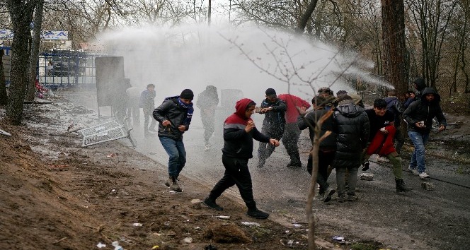 Yunanistan’ın göçmenlere yönelik sert müdahalesi sürüyor