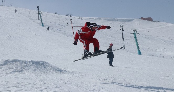 Bitlis’te hafta sonu vatandaşlar kayak merkezlerine akın etti