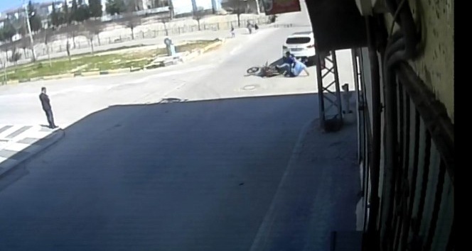 Motosikletin otomobile çarpma anı güvenlik kamerasına yansıdı
