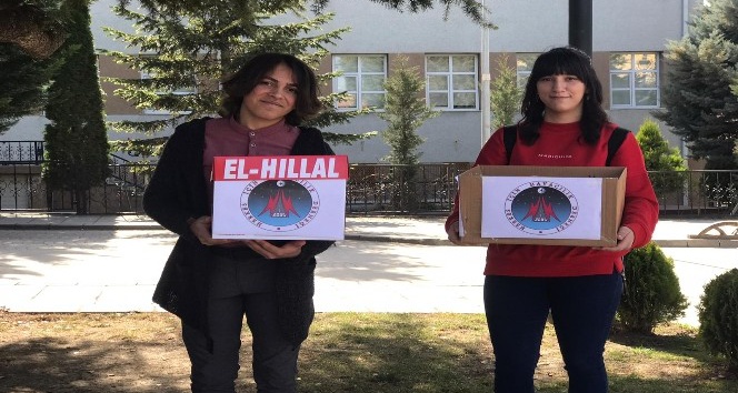 Öğrenciler, Kadınlar Günü’nde kadınlara pembe uçak dağıttı