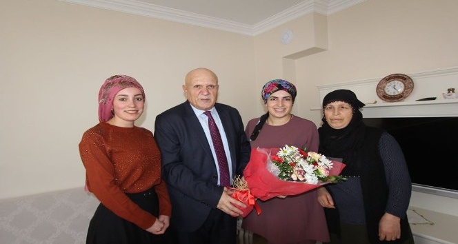 Başkan Pekmezci, 8 Mart Dünya Kadınlar Günü’nü çiçek dağıtarak kutladı