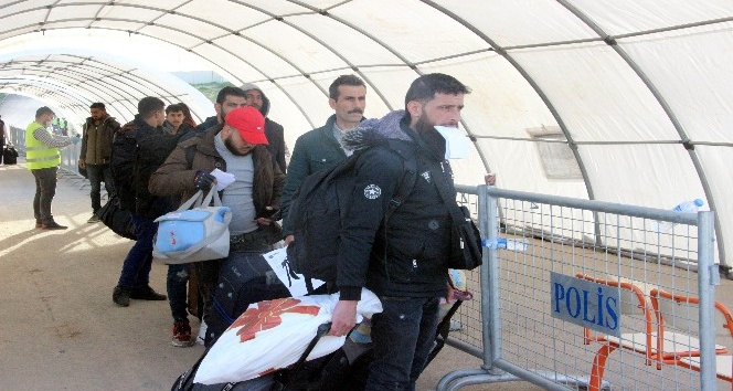 Üç ayları yakınlarıyla geçirmek isteyen Suriyeliler ülkelerine gidiyor