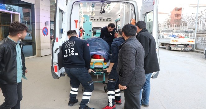 Siirt’te traktör ile römork arasına sıkışan bir kişi yaralandı