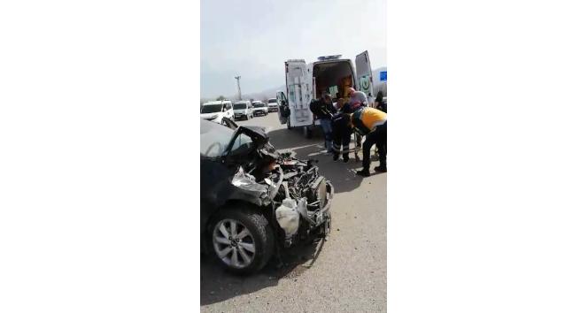 Tokat’ta kavşakta otomobille kamyonet çarpıştı: 3 yaralı