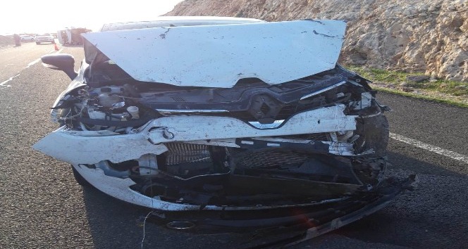 Mardin’de iki araç kafa kafaya çarpıştı: 6 yaralı