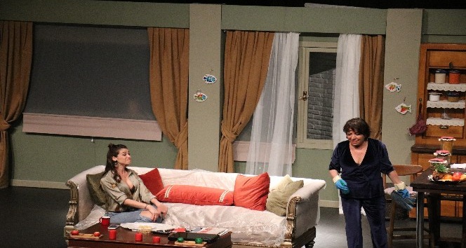 ’Plastik Aşklar’ oyunu Marmaris’te seyirciyle buluştu