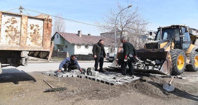 Muş Belediyesi kışın tahribatlarını onarmaya başladı