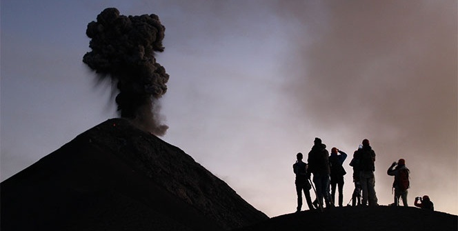 Yanardağ patlamasının eşsiz anları havadan görüntülendi