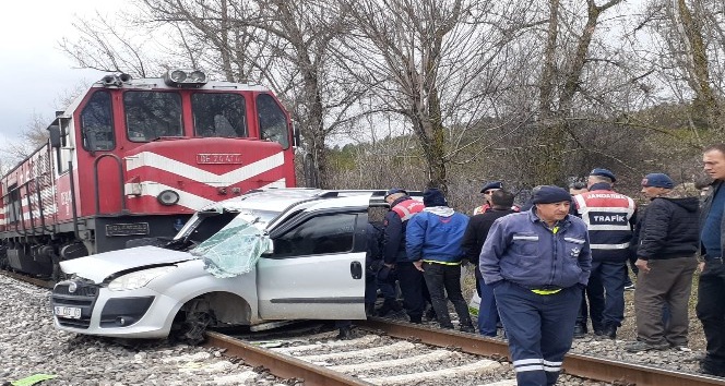 Tren hafif  ticari araca çarptı: 2 ölü, 2 yaralı