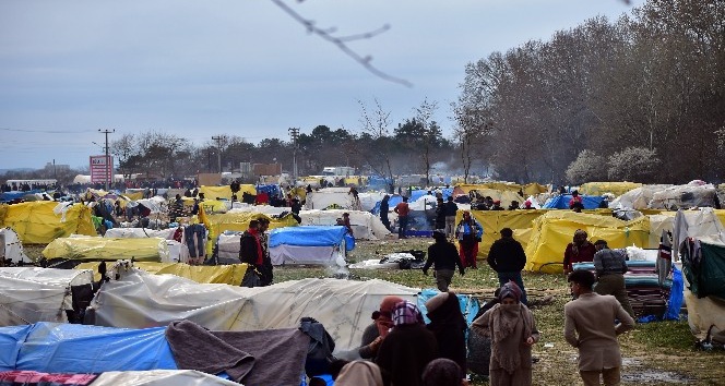 ‘Tampon’ bölgede mültecilerin bekleyişi sürüyor