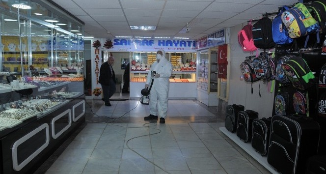 Kırşehir Belediyesi, ortak kullanım alanlarında koronavirüs ilaçlaması yaptı