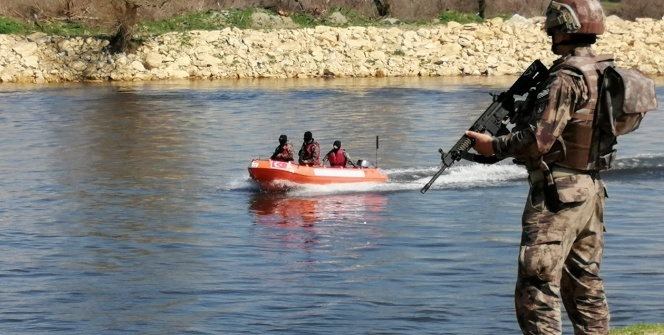 PÖH’ler Zodyak botla devriye atıyor, Yunan izliyor