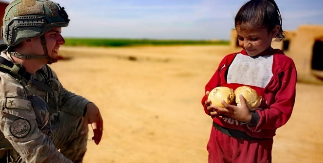 Mehmetçik ekmeğini Suriyelilerle paylaşıyor