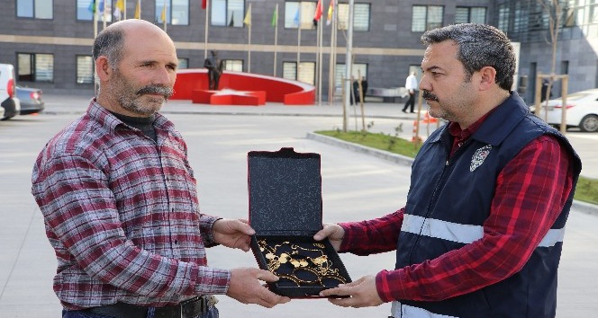 Nişanlanan kızının altınlarını dolandırıcılara kaptırmaktan polis kurtardı