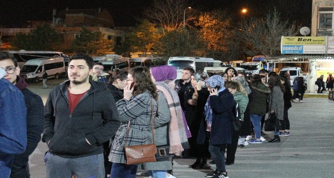 Okulların tatil ilan edilmesiyle öğrenciler otogara akın etti