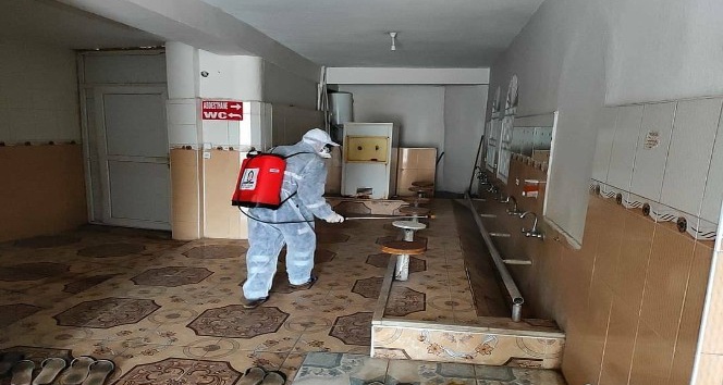 Kızıltepe’de camilerde Cuma Namazı için dezenfekte çalışması