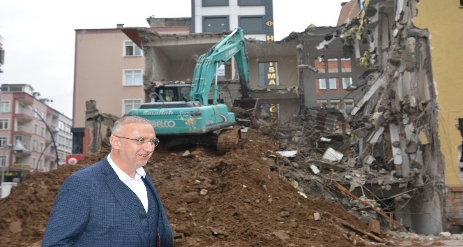 Bulancak’ta yeni belediye binası ve kent meydanı projesi kapsamında eski hükümet konağı binasının yıkımına başlandı