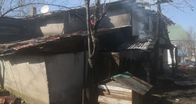 Bolu’da, yangın sonucu ahşap evde hasar oluştu