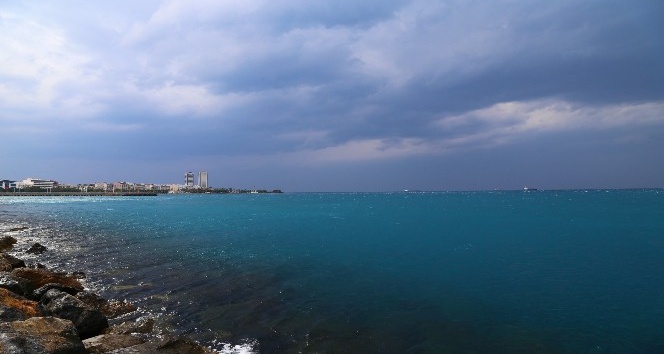 İskenderun Körfezi turkuaz rengine büründü