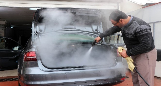 Korona virüsüne karşı araç sürücüleri araçlarını buharlı su ile yıkatıyor