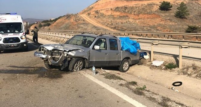 Kamyonet bariyerlere çarptı: 1 yaralı