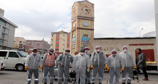 Nevşehir’de cadde ve kaldırımlar dezenfekte yapılıyor